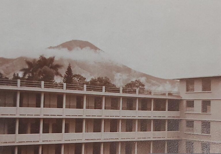 Primer edificio de tres plantas del Colegio Externado de San José